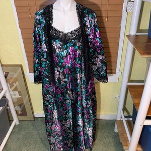 Amoureuse satiny chemise/robe set w/black lace, sz 18/20 no belt but excellent